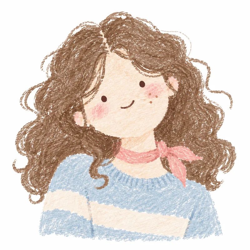 Portrait dessiné de la fondatrice de Plumimi, aux cheveux bouclés et à la chemise bleue rayée